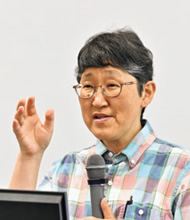 浦野教授の顔写真