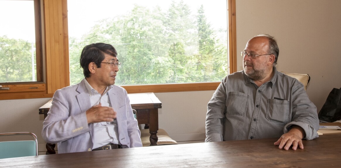 本学学長とブルース氏