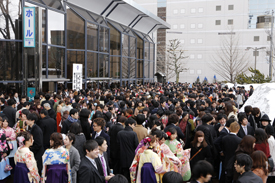 卒業式終了後のホール出口