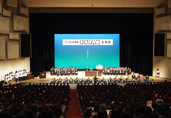 チャペルクワイアと吹奏楽部による学歌演奏