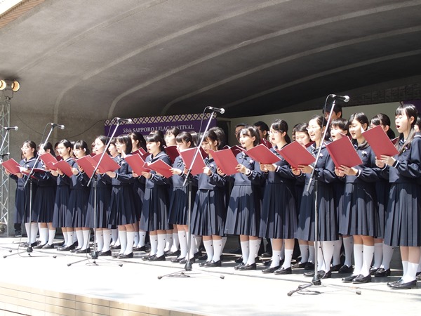 女子高音楽科生徒等による合唱