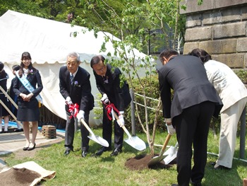 学園長らによる記念植樹