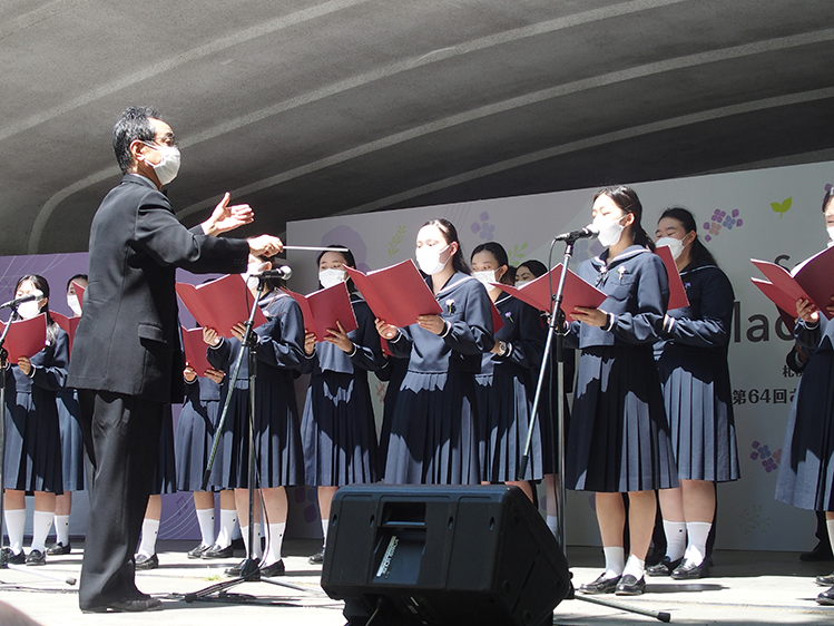 女子高音楽科生徒等による合唱