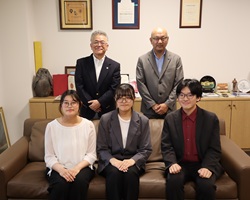 同窓会奨励金授与式を行いました