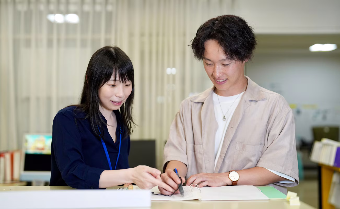 学習支援室で学生をサポートする様子