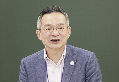 岡田教授の顔写真
