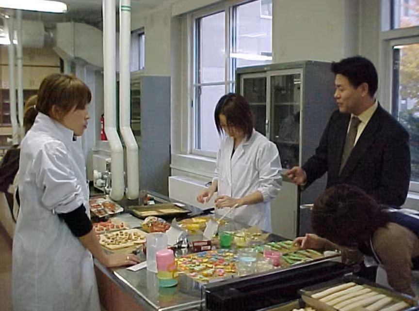 2001年 生活教養学科 有志によるお菓子の家制作