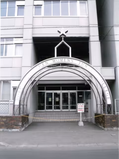 新C館の学生玄関