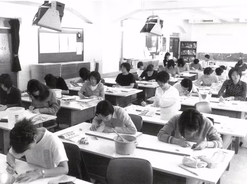 1998年 生活教養学科 デザイン文化コースのデザイン室での授業