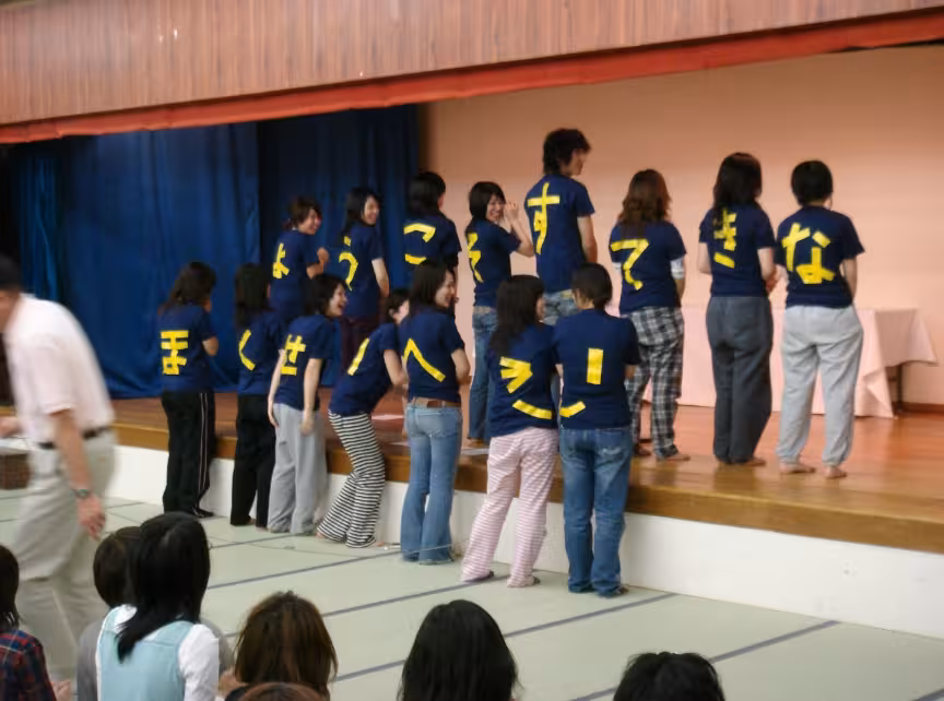 2006年度短期大学部宿泊オリエンテーションにて、先輩の2年生によるアトラクション。背中に「ようこそすてきなほくせいへ」の文字。